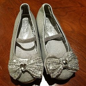 Little Girls Silver Glitter Shoes size 7, NWOT